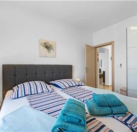 2 bedroom apartment with pool in Okrug Gornji on Ciovo Island, sleeps 6